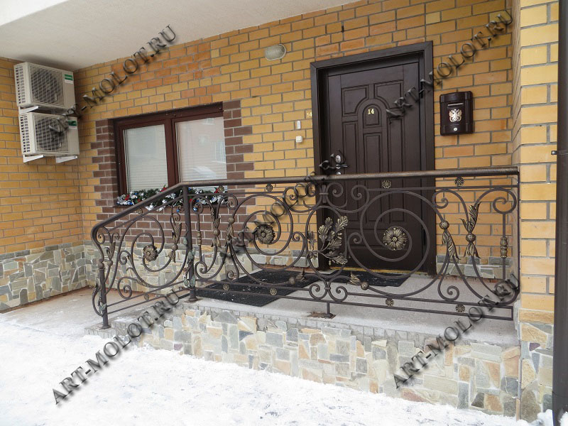 Крыльцо с коваными цветами